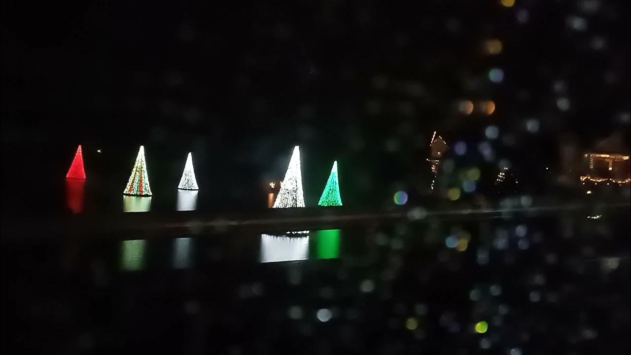 AMAZING LAKE WITH BEAUTIFUL 🎄 LIGHTS AT McAdenville COMMUNITY IN NC USA