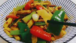 杏鲍菇香芹超下饭的做法，鲜香爽滑入味，营养不油腻！家人特喜欢