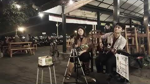 Pengamen Jogja ini menyanyikan lagu sepanjang jalan kenangan