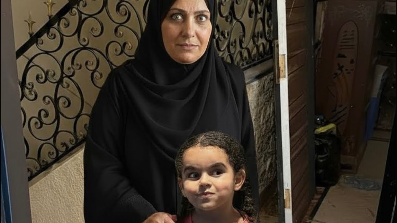 ست عجوزه خدت بيبي هرماس من امام البيت 😱 خدوا بالكم من أطفالكم 🥲