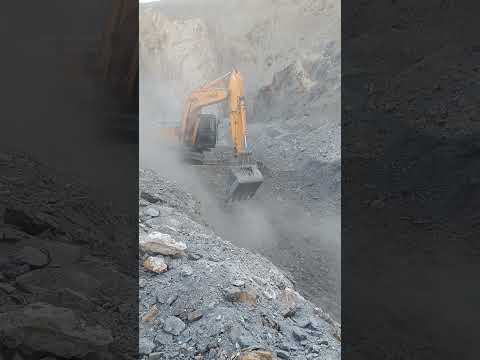 خاک برداری در معدن پشت صحنه کار سخت و دقیق مهندسان معدن