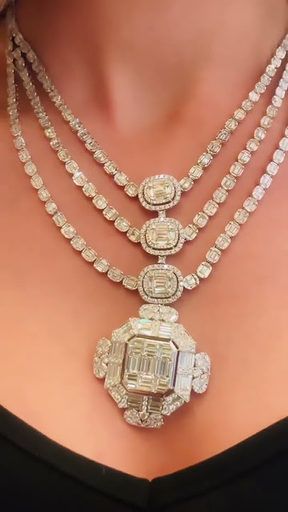 Her necklace is 🔥 #diamonds #azzi #hot #sexy #beautiful