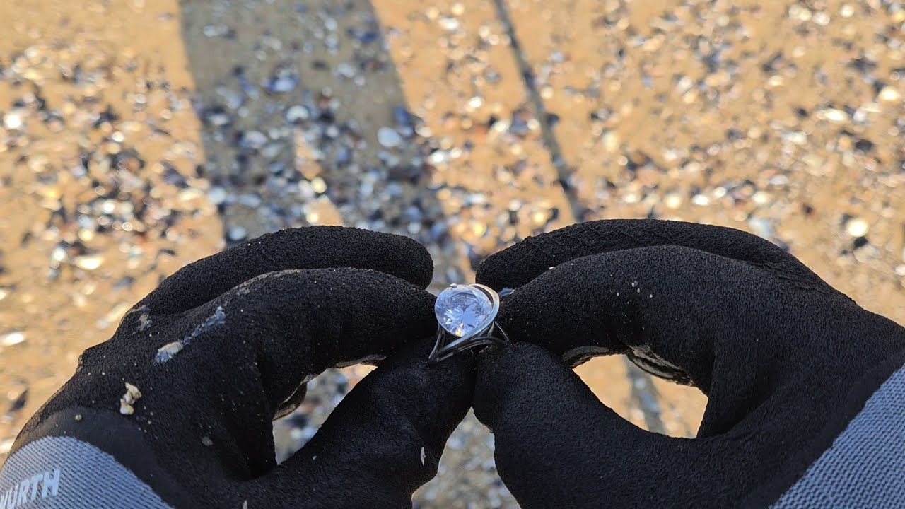 Пошук скарбів на пляжі чорного моря, за допомогою металошукача, знахідки Є.