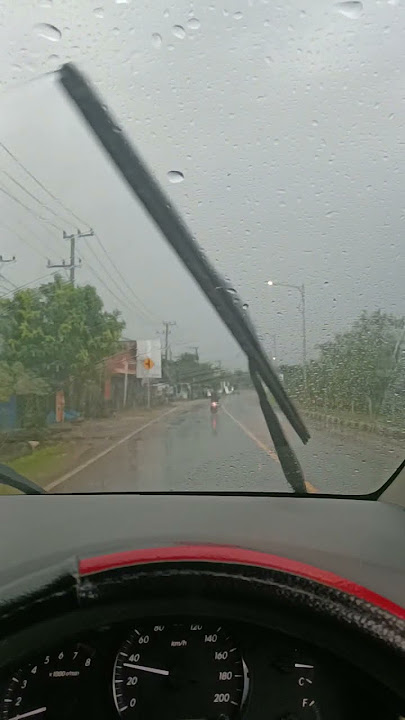 Nyetir mobil saat hujan