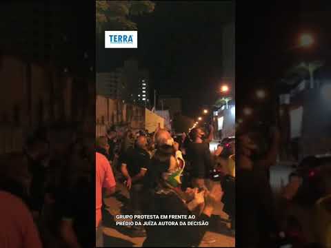 Grupo solta fogos para intimidar juíza que proibiu reabertura de comércio em Itajubá - Sul de Minas