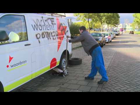 Vandalen kalken hakenkruizen