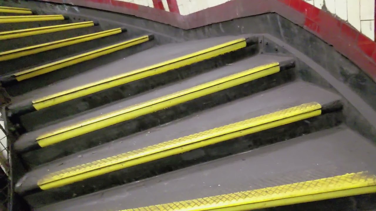 Идиот поднялся по лестнице на самой глубокой станции Лондона.