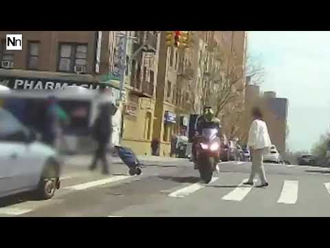 Motorrad Räuber klauen armer Frau Halskette auf der Straße!
