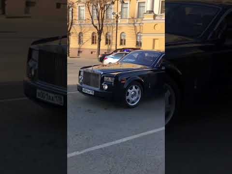 Полицейские в Петербурге отпустили Rolls-Royce, проехавший под «кирпич»