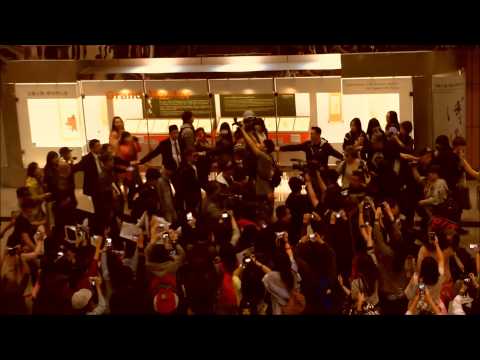 130423 SHINee 接機 (李珍基對二樓噘嘴搖頭)