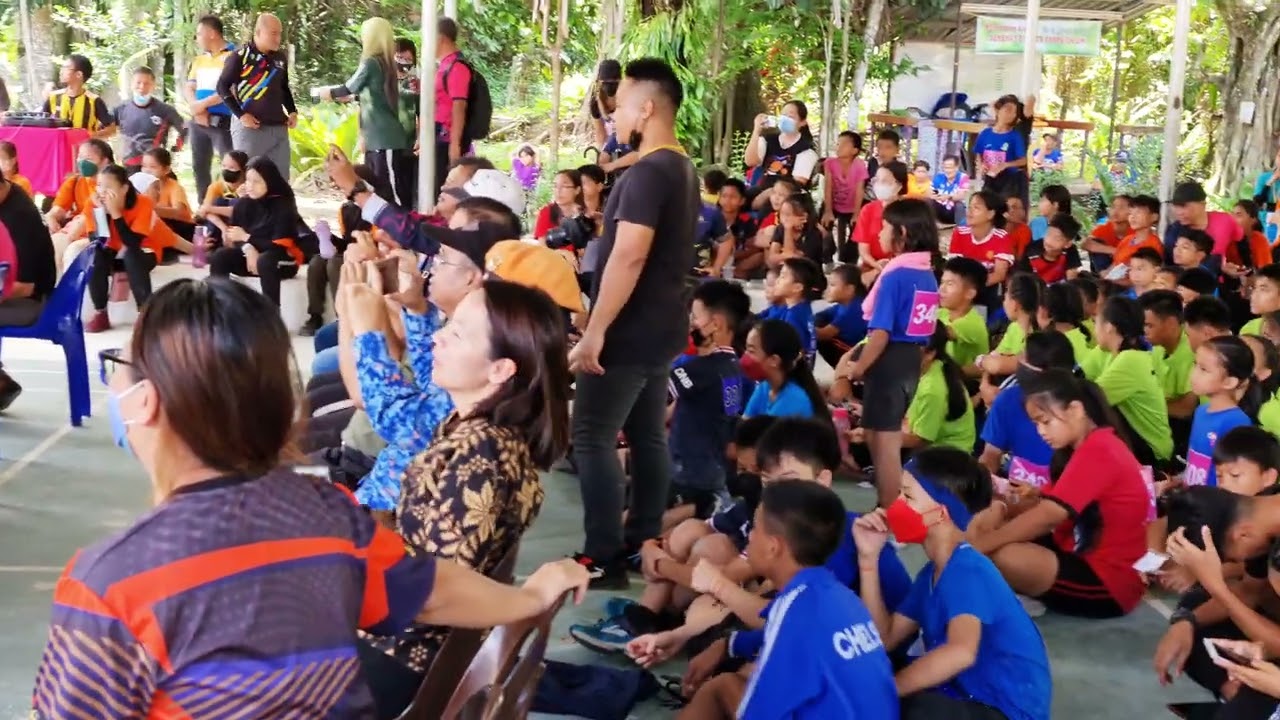 Tarian Pinakang dan Sumazau oleh murid-murid Tahun 1.