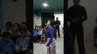 Ariane Loureiro louvando na Igreja Assembleia de Deus em Rio Bananal - ES