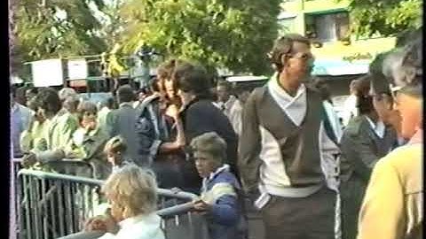 Edward's (16) wereldrecordpoging barkrukzitten ook voor Pa (39) hilarisch. Berkel en Rodenrijs 1984.