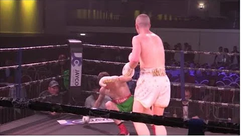BRUTAL KO - FULL FIGHT: Ewan Mackenzie vs Jordan B...