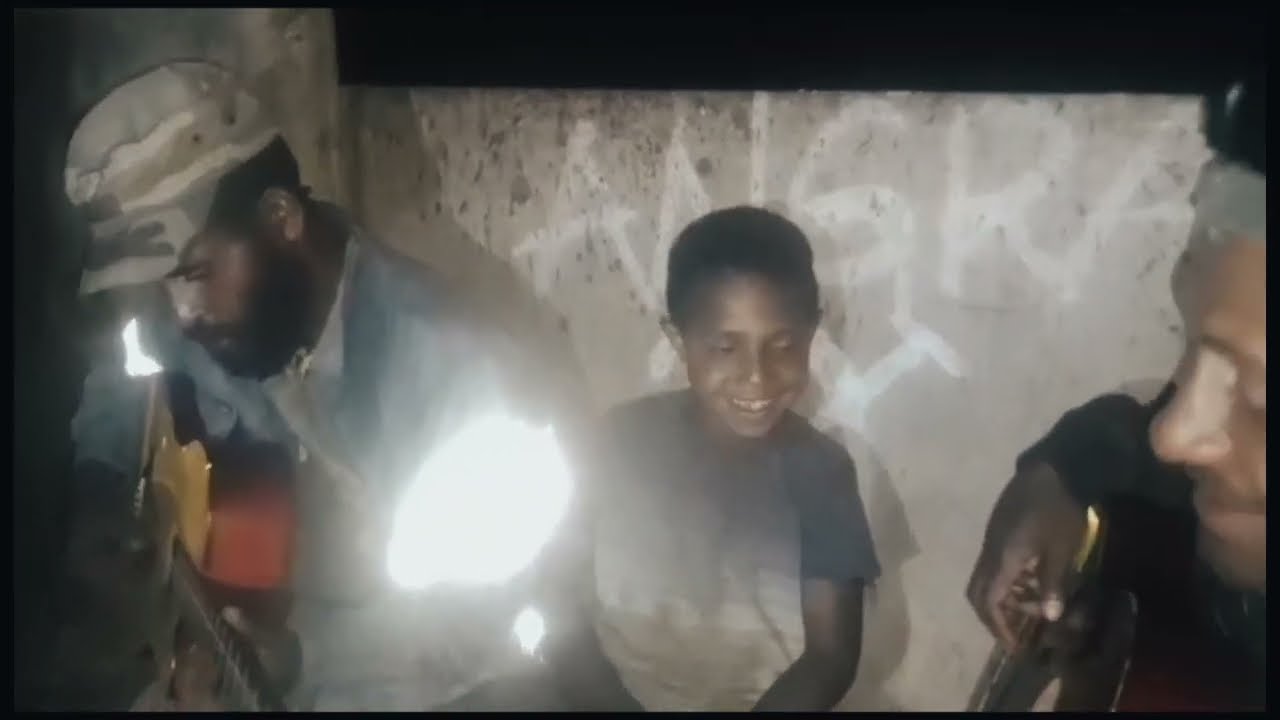 Komo, Hela local  Boys String Band