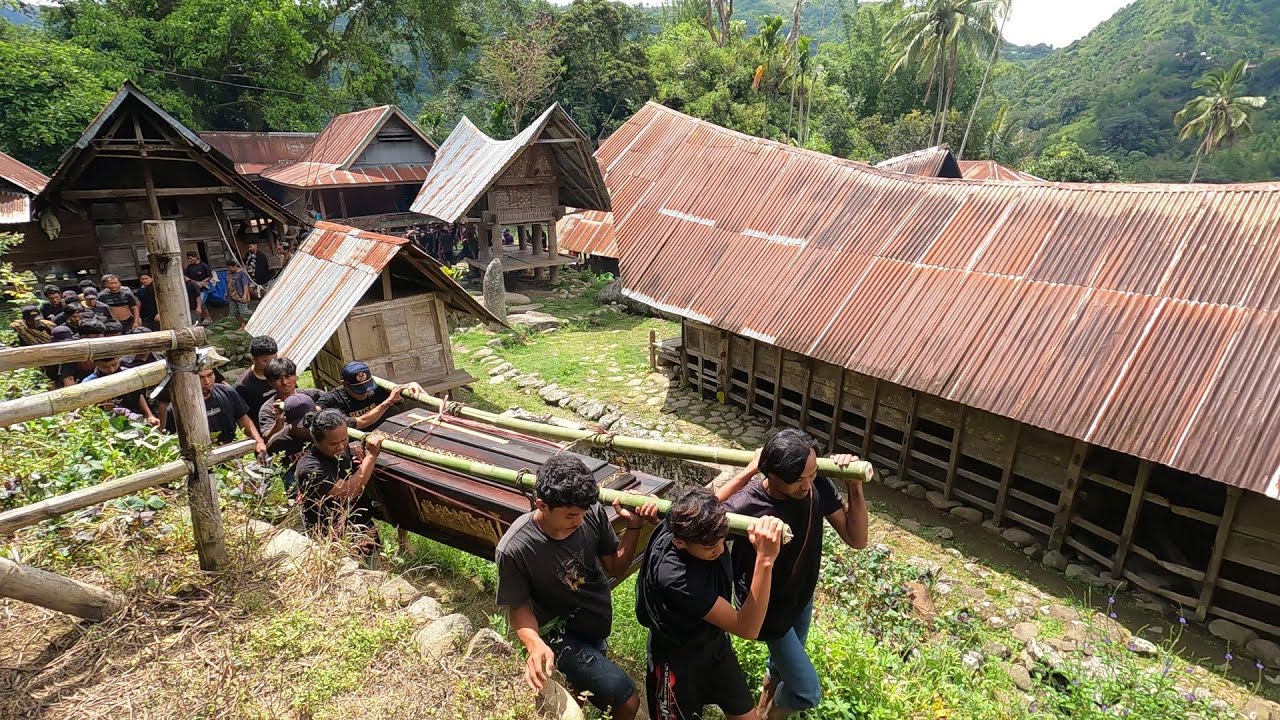 Satu Tubuh, Seratus Bahu, Pikul Peti Lewat Kampung, Sawah, & Tebing I Pemakaman Dina Datu Rara'