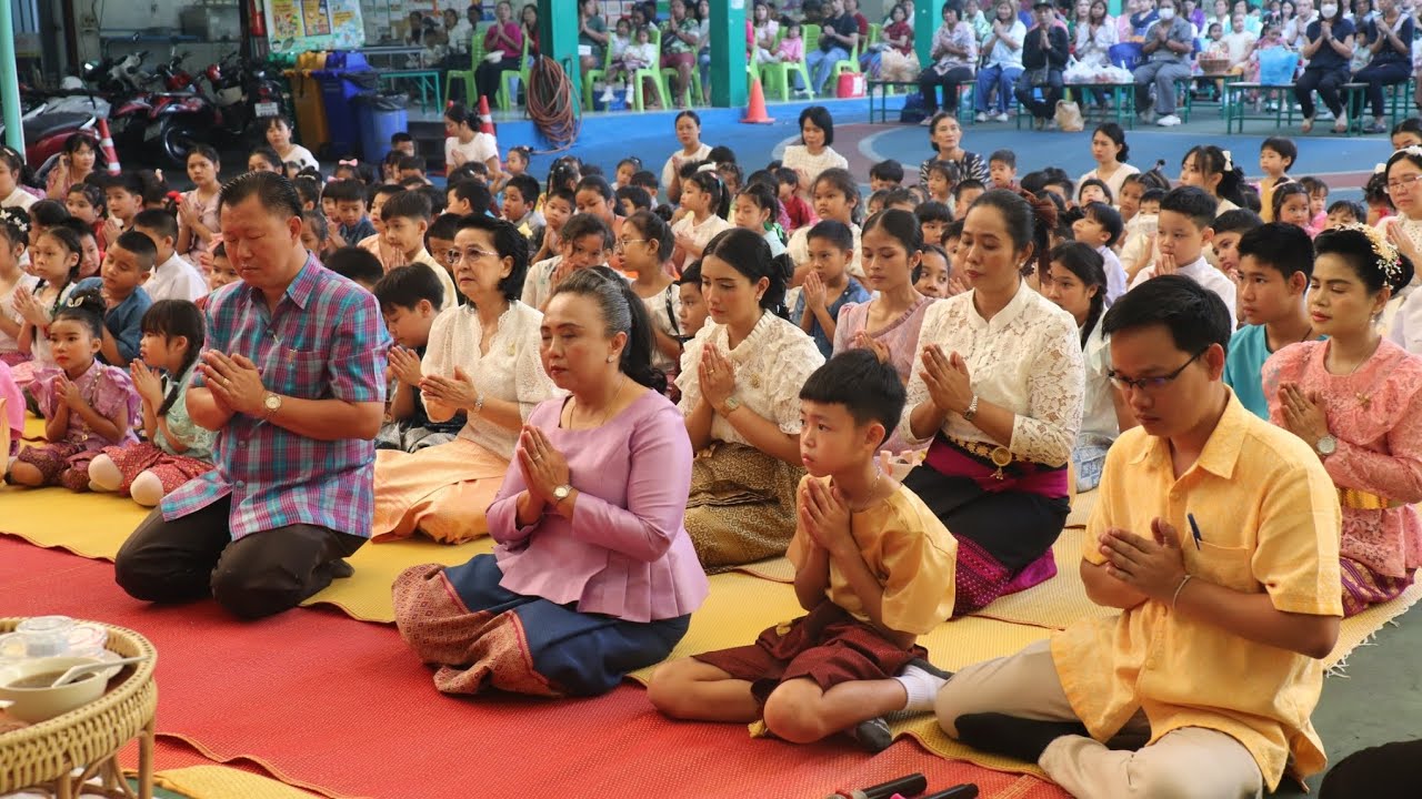 กิจกรรมทำบุญตักบาตร เถลิงศกดิถี ต้อนรับปีใหม่ 2568 @ วลีรัตน์วิทยา