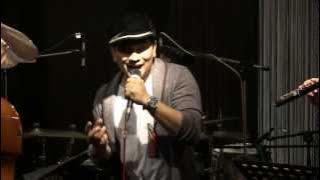 Tompi & Indra Lesmana - Sepasang Mata Bola @ Mostly jazz 28/04/12 [HD]