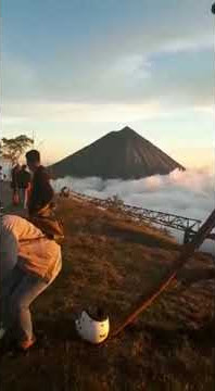 WOW Negeri Di atas Awan yang Luar biasa Indahnya (Wolobobo NTT)