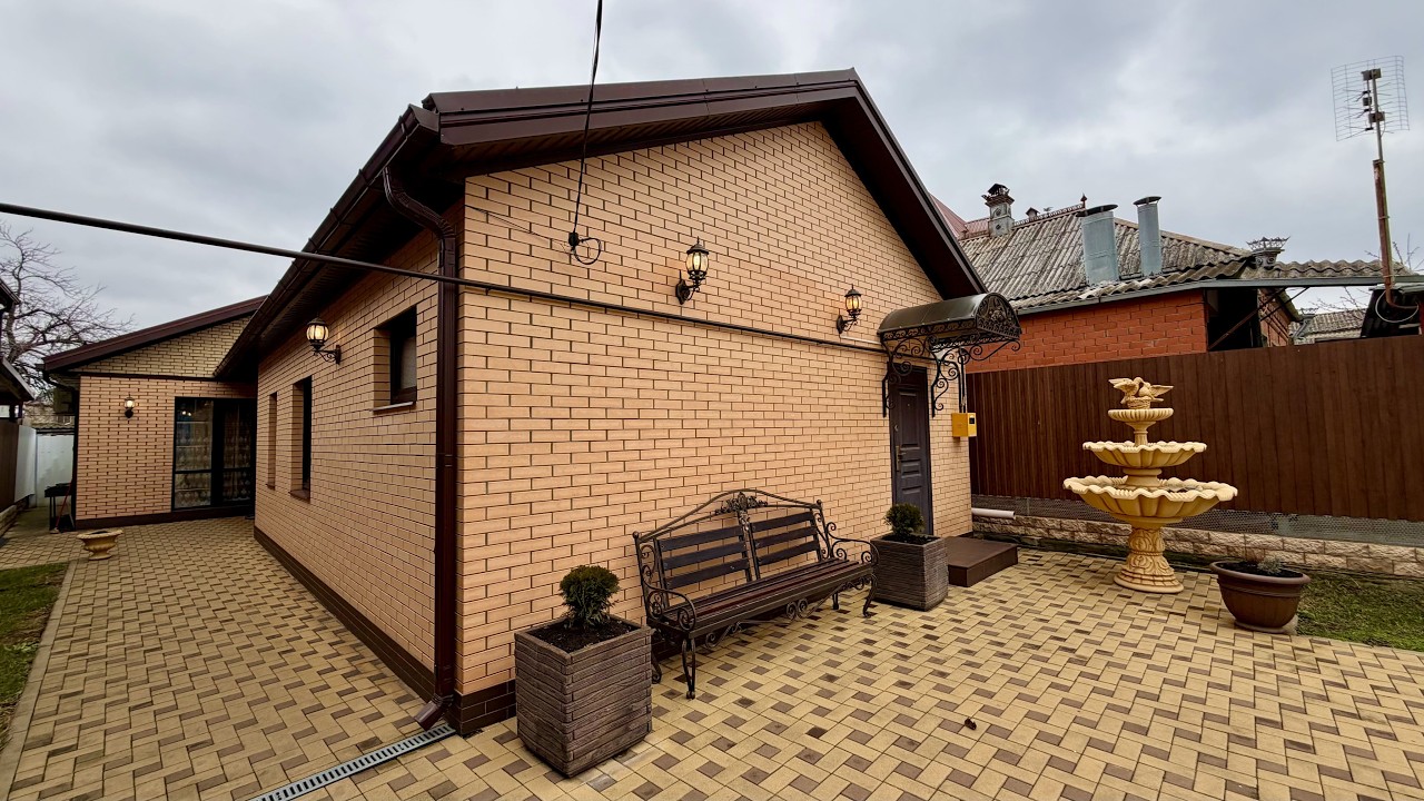 Прямо в городе! Дом с ремонтом и техникой в Краснодаре!