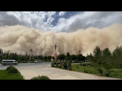 Çin'de kum fırtınası, turizm merkezi şehri yuttu