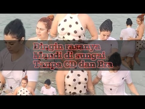 tanpa CD dan BRA. Mandi sungai