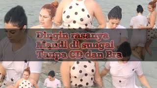 tanpa CD dan BRA. Mandi sungai