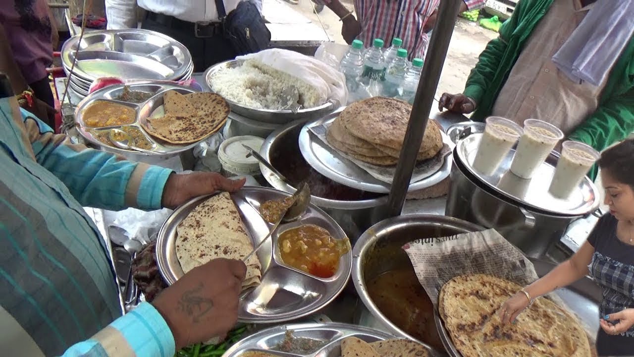 Delhi People Enjoying Tasty Lunch Meal @ Just Rs 40 Street Food