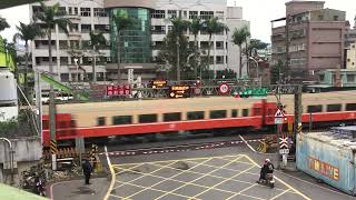 111/2/5日新北市樹林區福德街平交道521次和562次雙莒光號