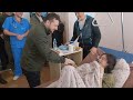 Президент Зеленский в больнице с ранеными из-за обстрелов русских оккупантов