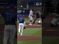 El umpire Mike Estabrook tuvo 6 llamadas anuladas por el sistema ABS anoche.