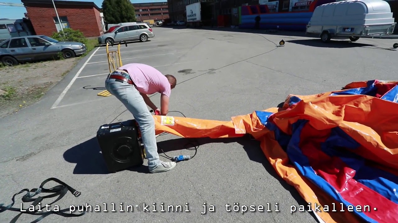 Pomppulinnan pystytys.