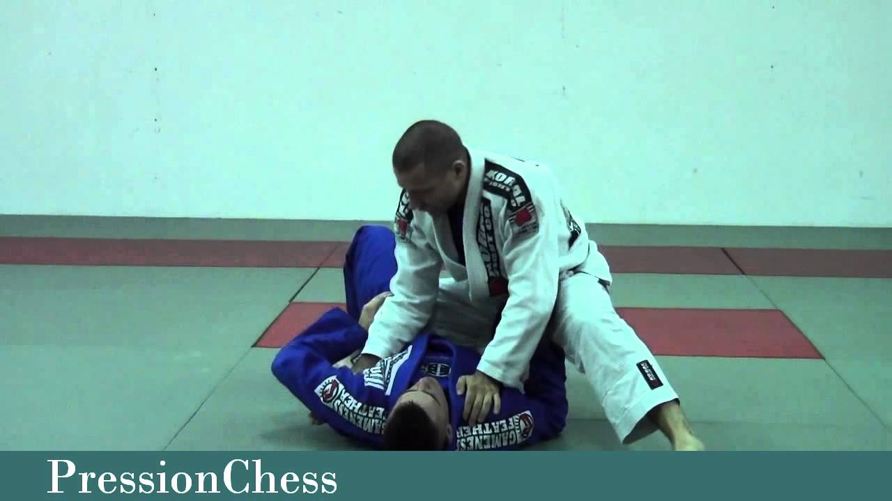 Clé de bras en genou poitrine, dégrip