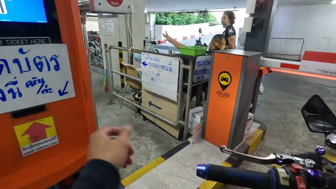 ที่จอดรถ Fashionisland & The Promenade