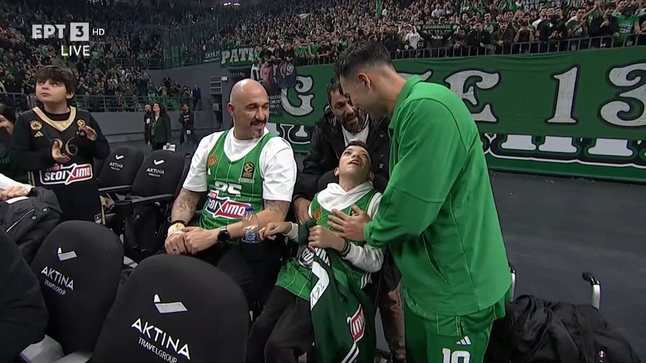 Ο Γιάννης Παπαστεφανάκης παρέλαβε μια υπογεγραμμένη φανέλα από τον Κώστα Σλούκα και αποθεώθηκε | ΕΡΤ