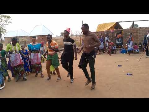 JILEKA MAPANDA AKICHEZA NYIMBO YA EMA JELI 