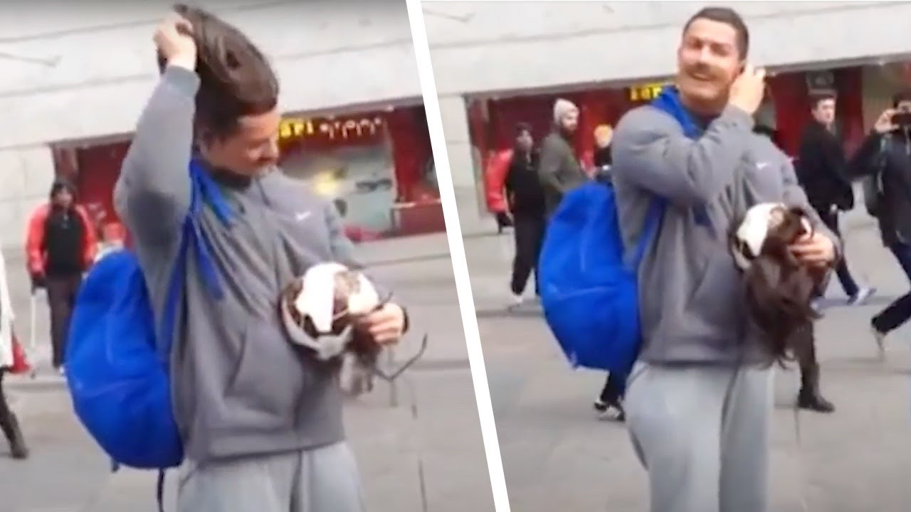 Als der Fremde Brille und Perücke abnimmt, schreien die umstehenden Passanten laut auf