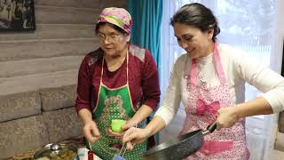 Деревенская жизнь. печем калачи и готовим голубцы с мамой и сестрой.