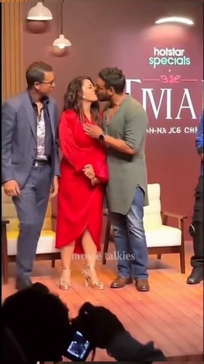 Ajay Devgn Lip kissing Kajol in the public  #ajaydevgan #kajol #lipskiss