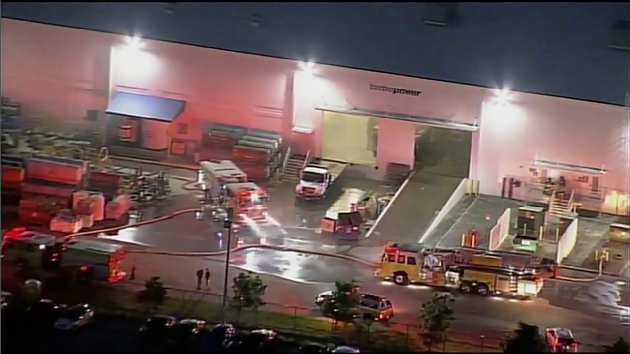 Fire breaks out at northwest Miami-Dade warehouse - YouTube