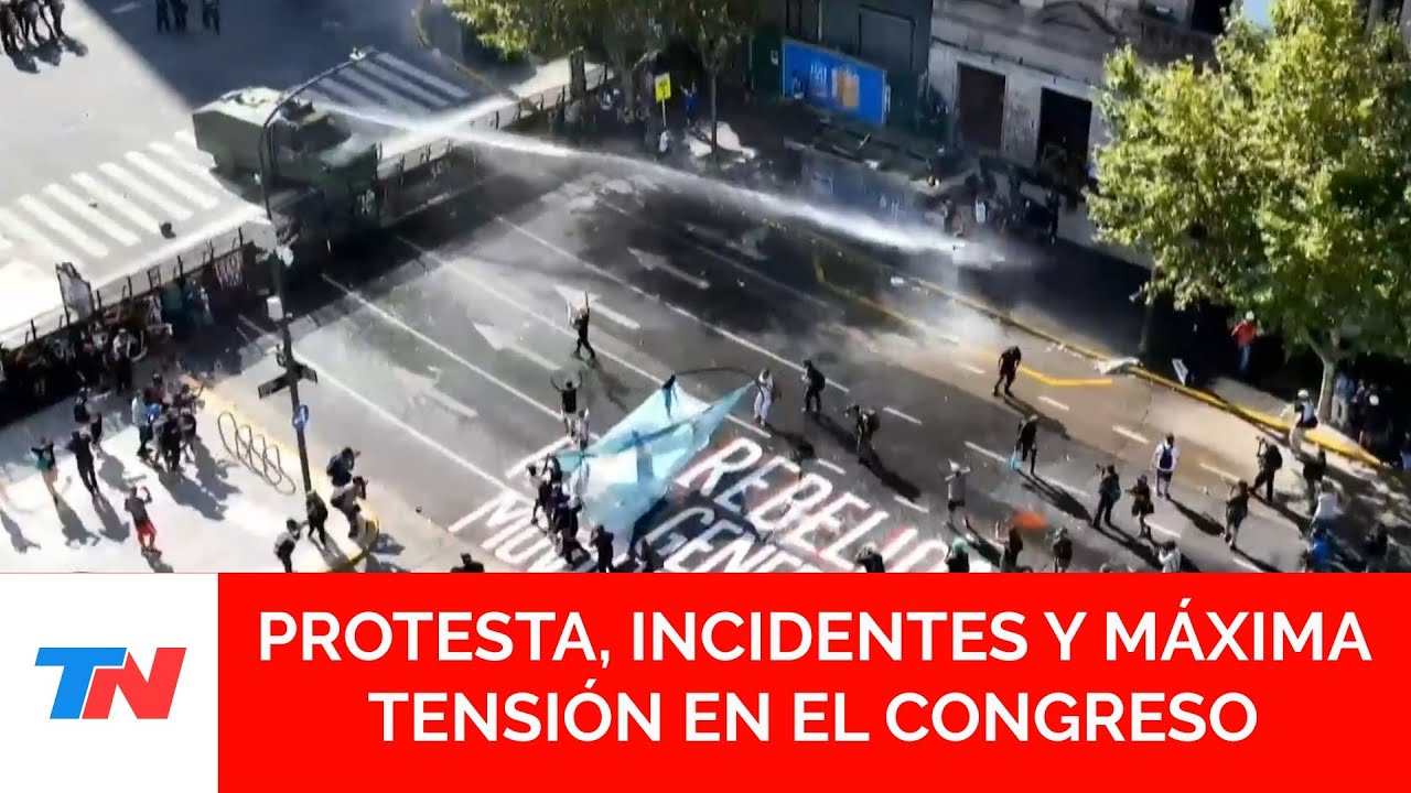 INCIDENTES EN EL CONGRESO: LA POLICÍA SE ENFRENTA CON LOS MANIFESTANTES