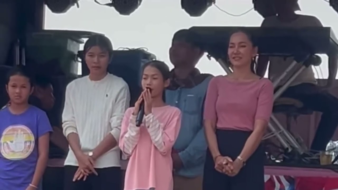 พ่อลูกร้องเพลงงานเฮ็ดบุญบ้านร้อยเอ็ด