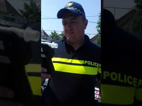ვიდეო: პოლიციელები აჩერებენ ლამაზ მანქანებს?