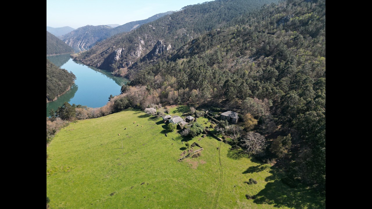 Veri Corral vende aldea en Asturias con embarcadero privado y acceso directo al río Navia.
