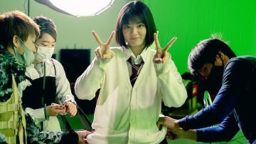 吉田美月喜＆井頭愛海、制服姿でワイヤアクションに挑む！　映画「メイヘムガールズ」メーキング映像