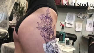 Тату пионы на бедре для девушки. Создание красивой татуировки в KOT Tattoo Studio.