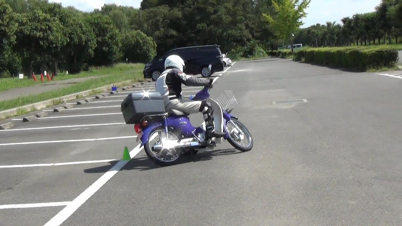 ホンダスーパーカブ110のライテク　低速小旋回、パイロンスラローム、8の字、Ｕターン