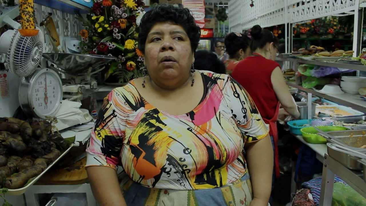 Vendedora de comida se le salen las chichotas 9