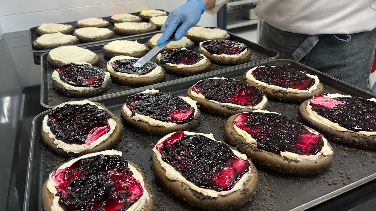 얼려 먹으면 더 맛있는 빵? 없어서 못판다는 속부터 겉까지 크림빵빵 맘모스빵 Butter cream blueberry mammoth bread│Korean street food