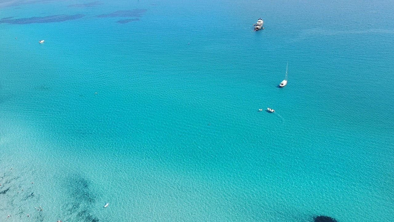 Capo Comino, spiaggia dalle alte dune sabbia bianca e mare limpido | Sardegna 2021